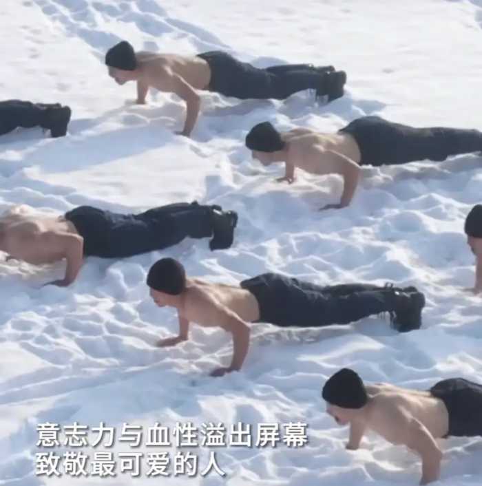 震撼！特警在雪地里光膀子训练，没想到评论区的女网友疯狂了！
