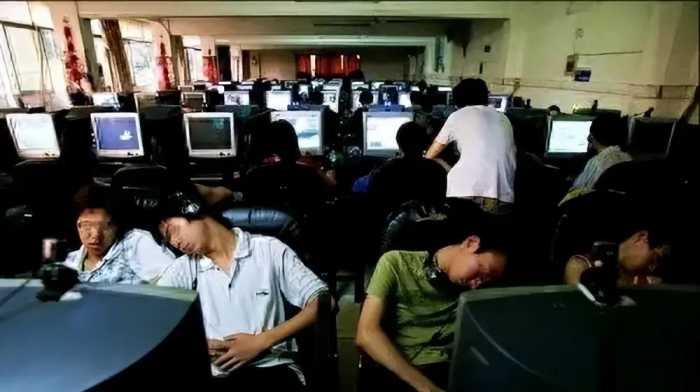 在网吧蹭睡的人，占着电脑不消费！为什么网吧老板却不会赶他们？