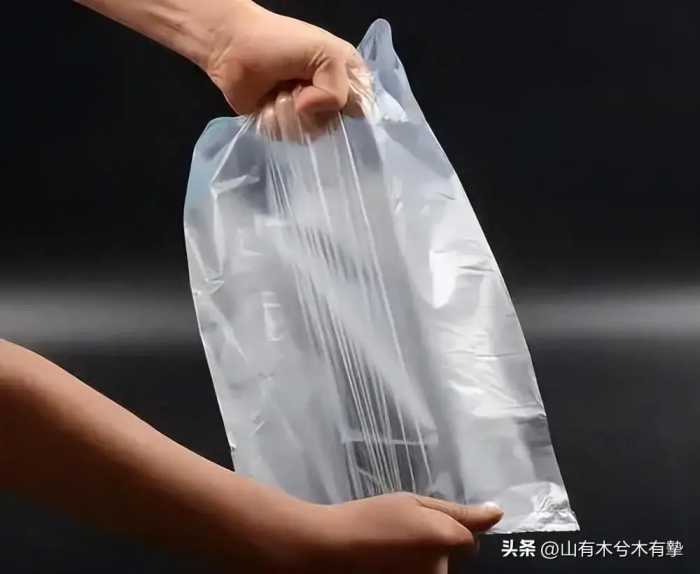 路边摊很多碗里套塑料袋，高温热汤直接倒在里面，不会有毒吗？