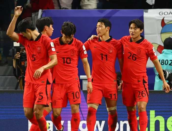 1-0！2-1！亚洲杯4强诞生2席，大黑马创造奇迹，韩国加时奇迹逆袭