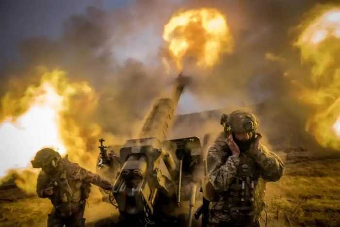 8吨子母弹覆盖大批援军，俄罗斯又下狠手：封城爆炸围堵上万乌军