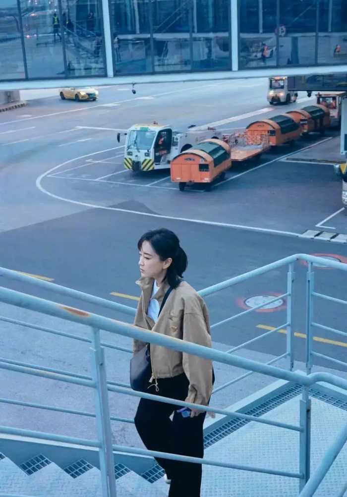 贾玲最新机场路透 半披发卡其色夹克​​​造型 走路好有气场