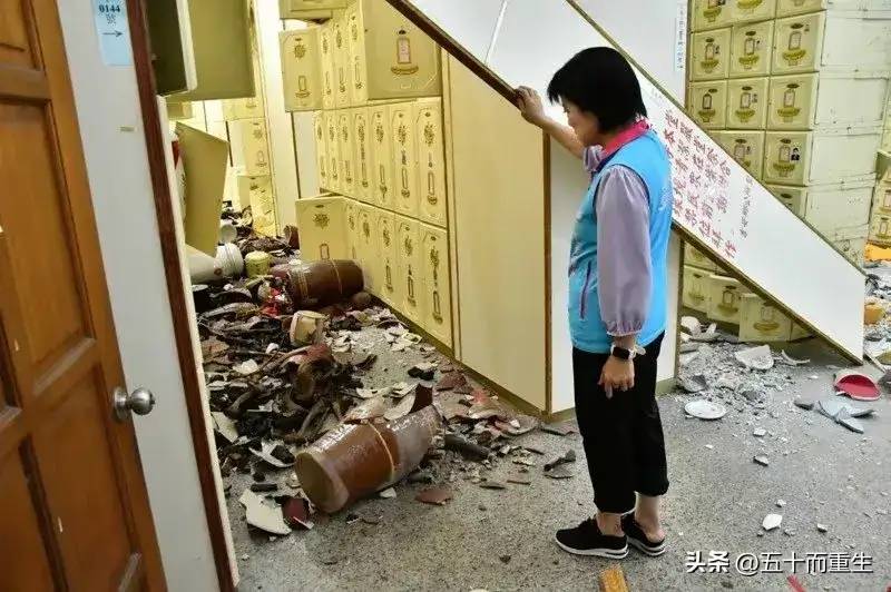 台湾大地震，殡仪馆骨灰盒摔碎，故人的骨灰被“混为一地”！