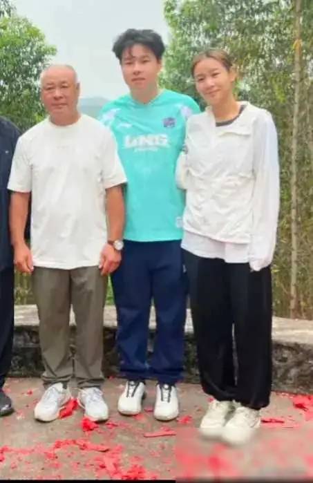 61岁李宁回广西祭祖，头发稀疏打扮朴素，子女现身陪同祖籍惹争议
