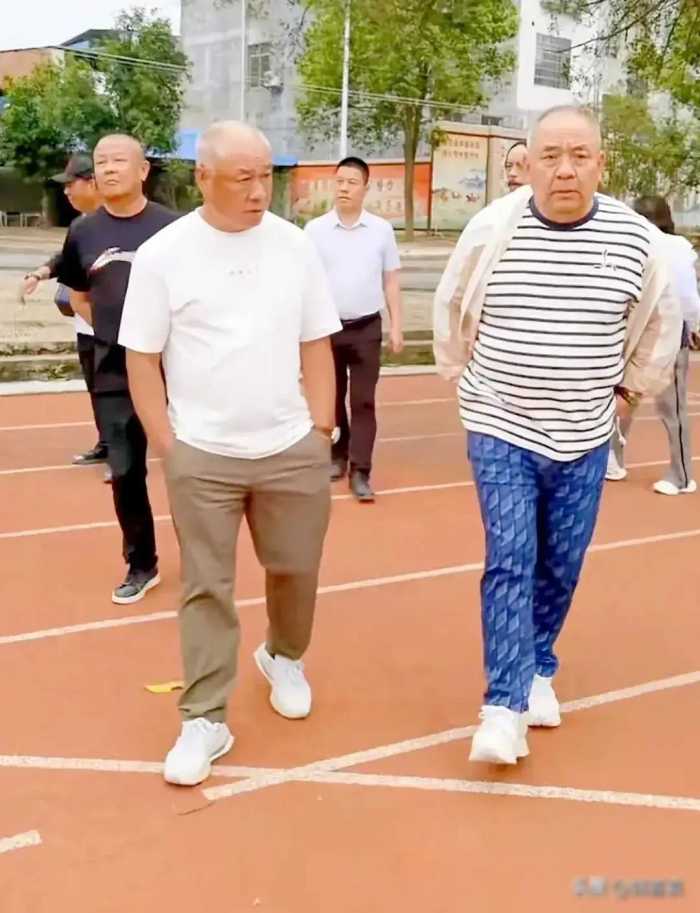 61岁李宁回广西祭祖，头发稀疏打扮朴素，子女现身陪同祖籍惹争议