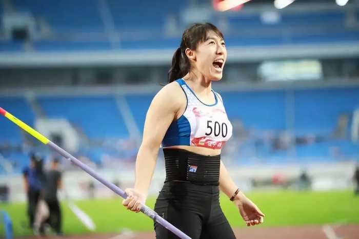 中国15岁小姑娘引关注！成绩超过奥运冠军，已是世界田径超新星？