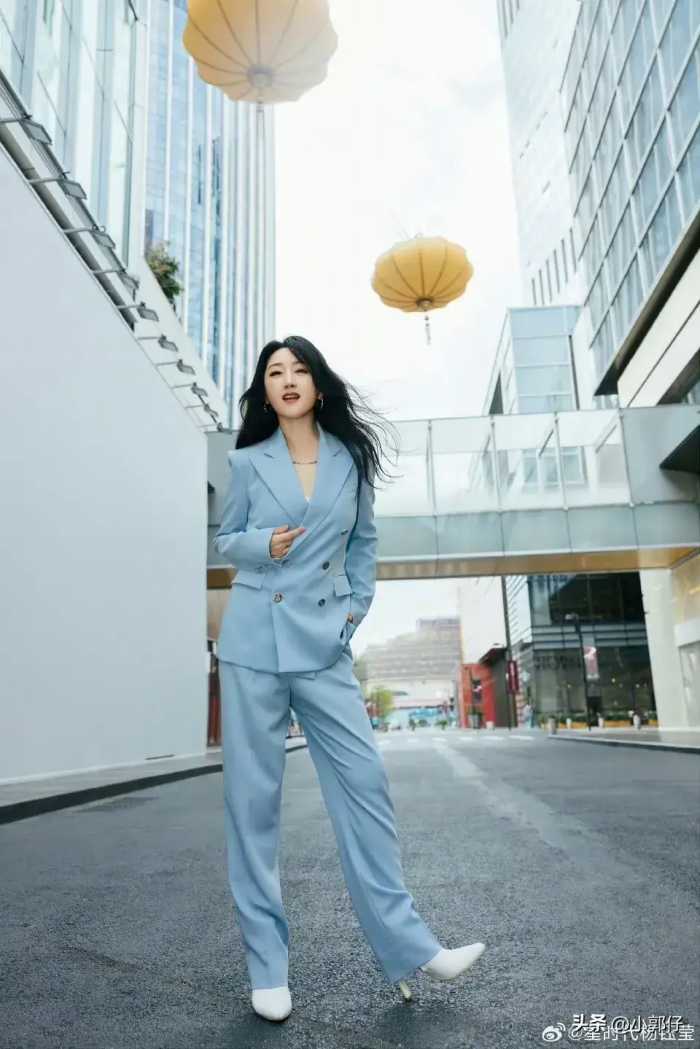 52岁杨钰莹晒最新美照，一袭蓝色西装套装穿搭，优雅知性端庄气质