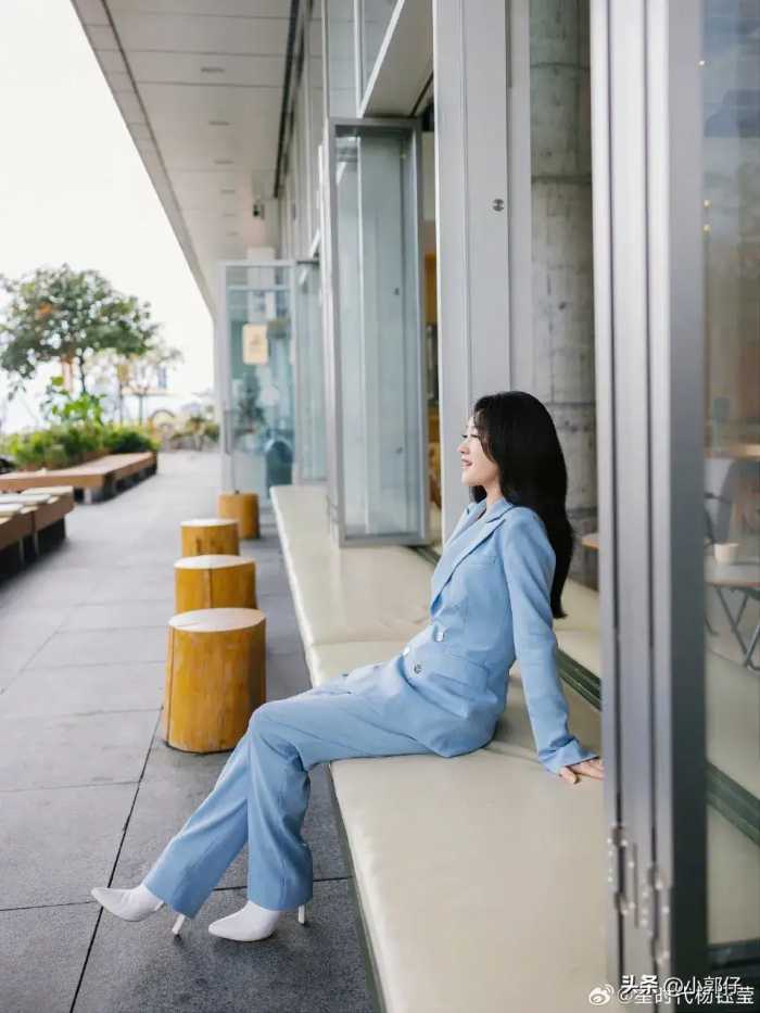 52岁杨钰莹晒最新美照，一袭蓝色西装套装穿搭，优雅知性端庄气质