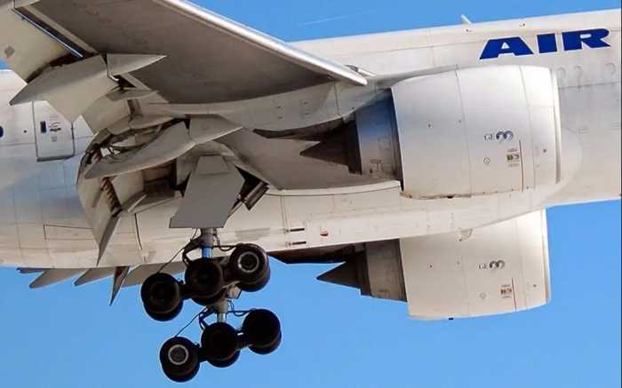 为什么飞机要把油装在薄薄的机翼里？一次近百吨重，不怕压断吗？