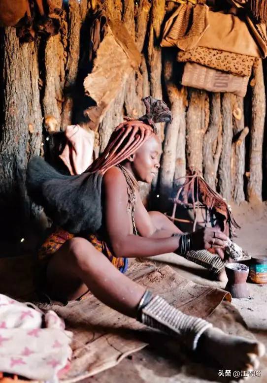 非洲红泥族：女性衣不蔽体，常年不洗澡，大多男性却活不过15岁