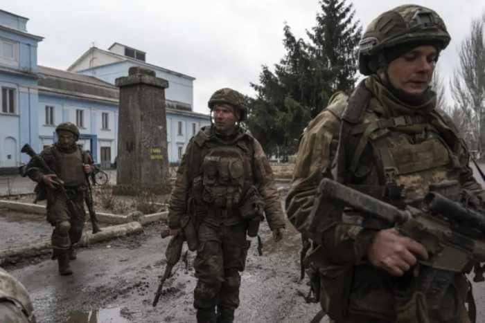 神秘军队前往乌克兰，俄罗斯这下不忍了：瞄准三个目标直接开炸