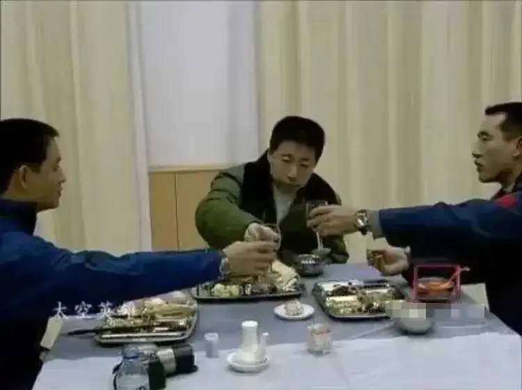 2003年，杨利伟出征前的照片，真正的壮行酒，有去未必有回。