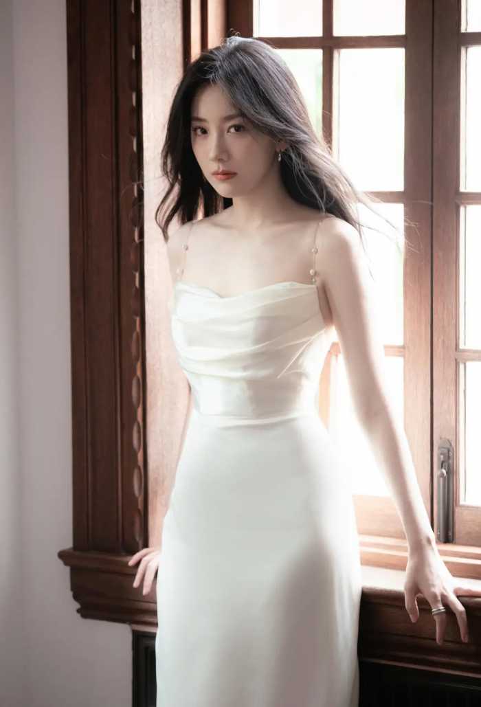 朱颜曼滋白色缎面吊带裙