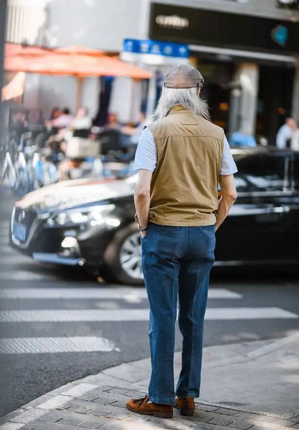 等你老了：尽量别穿短裤、染黑白发！看上海爷爷这样打扮，多高级