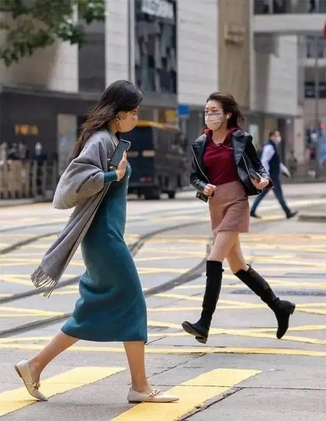 去了香港才发现，满街都是“裙不上膝、鞋不带跟”，洋气又时髦